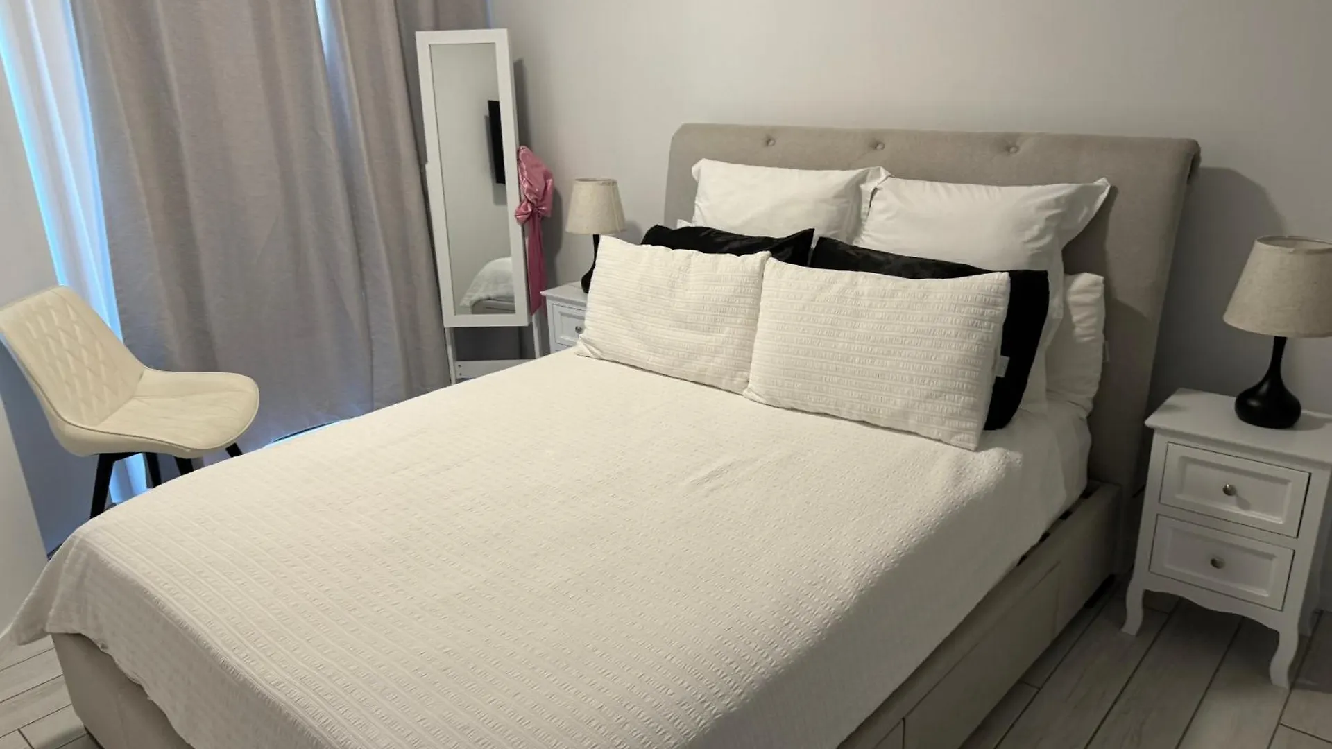 טאונסביל Modern Exec Apartment