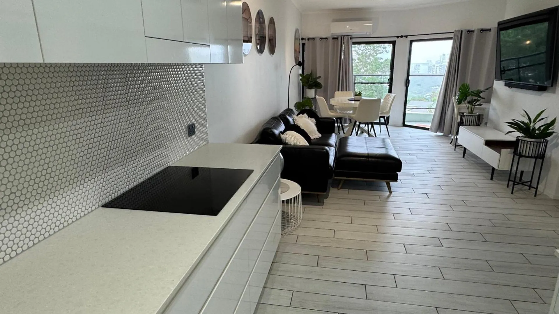 טאונסביל Modern Exec Apartment 0*,